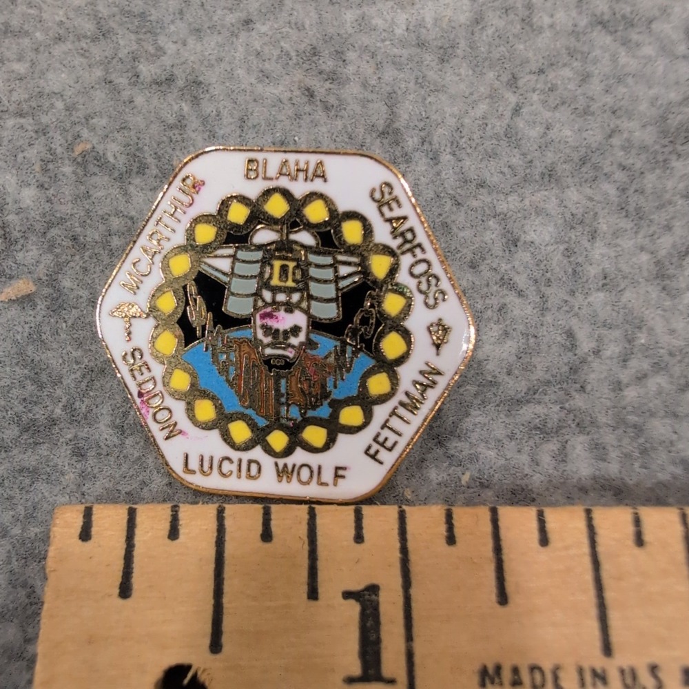 NASA STS-58 Space Shuttle Columbia Lucid Wolf Mission Enamel Lapel Pin VG+ - Picture 2 of 4